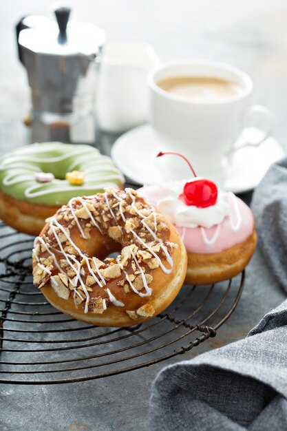 Foto donut colorate e gustose su un rack di raffreddamento