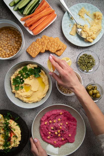 Foto hummus colorato e gustoso con ingredienti