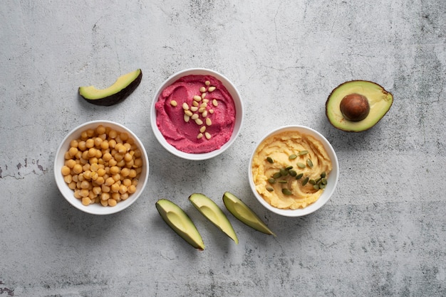 Foto hummus colorato e gustoso con ingredienti