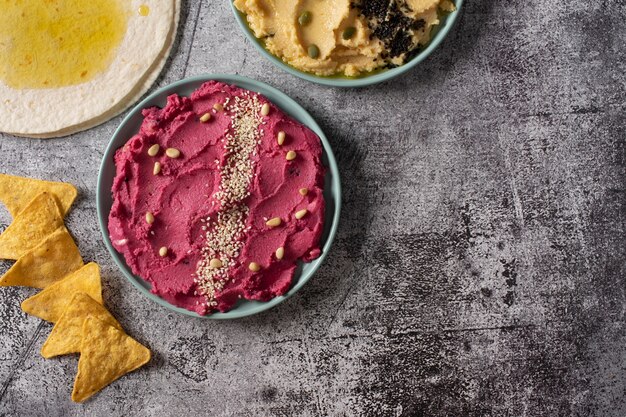 Foto hummus colorato e gustoso con ingredienti