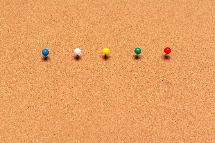 फोटो colorful thumbtacks pinned on a cork board
