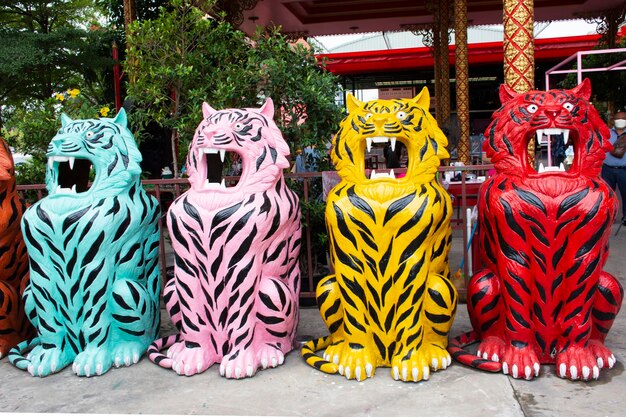 Photo colorful tiger figure model toy for thai people and foreign travelers travel visit and take photo after shopping local foating market and at wat takhian or ta khian temple in nonthaburi thailand