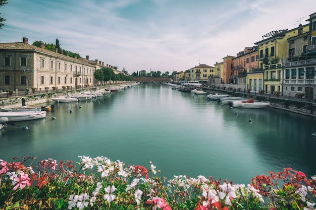 イタリアのペスキエーラデルガルダのカラフルな町。