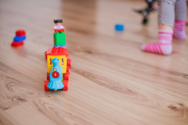 Foto giocattoli colorati e bambini anonimi