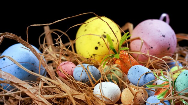 カラフルな伝統的なお祝いイースター復活祭の卵の写真