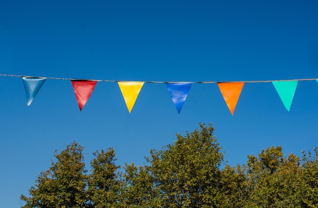 カーニバルの休日やお祭りのコンセプトとしてカラフルな三角形の旗