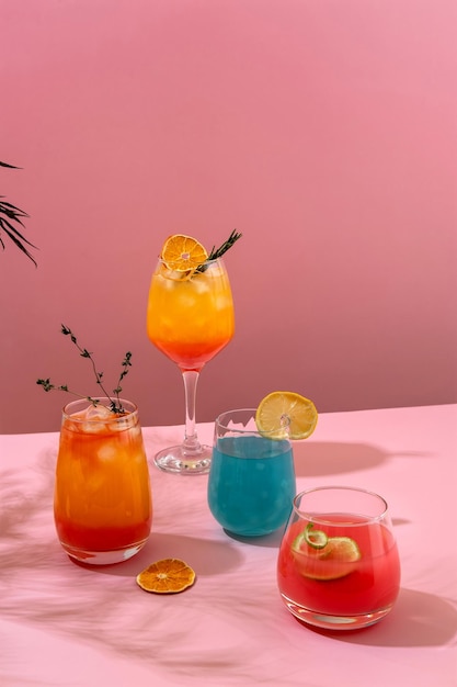 다채로운 열대 칵테일 섀도우 팜 리프 바 음료 메뉴가 있는 분홍색 배경의 상쾌한 다채로운 여름 음료