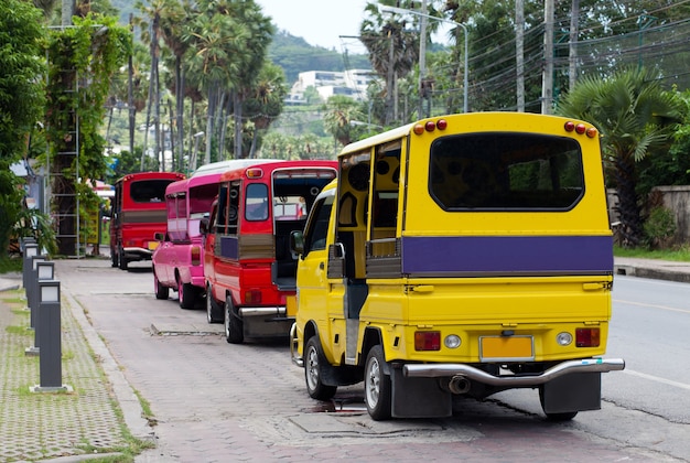 Foto tuk tuk colorati a phuket, thailandia