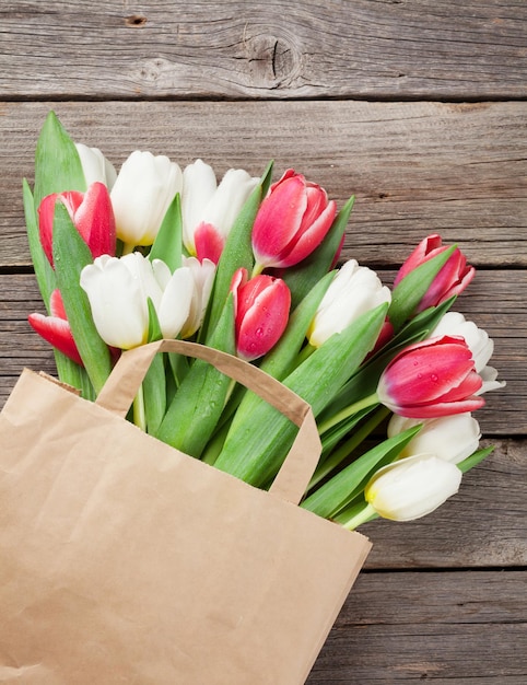 Красочные тюльпаны в бумажном пакете