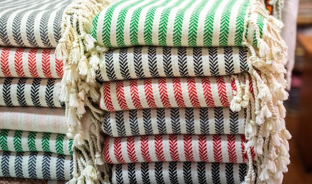 Photo colorful turkish bath towels known as hamam pestemal in bazaar