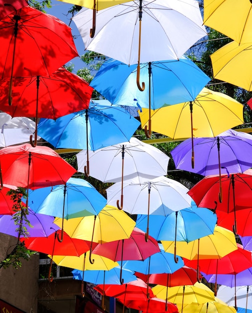 カラフルな傘の背景 空のカラフルな雨傘 ストリートの装飾