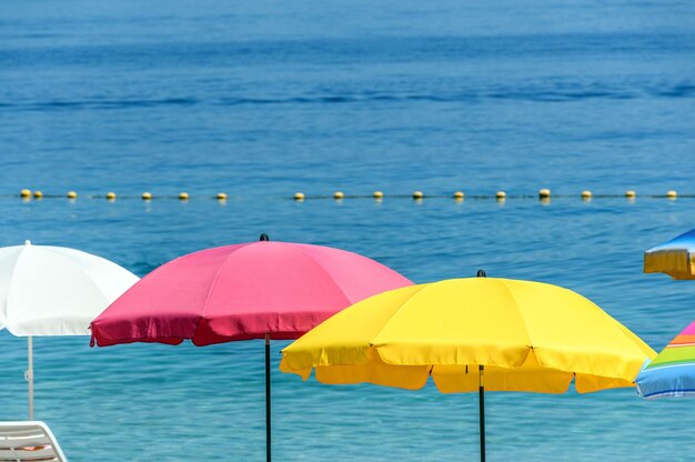Foto ombrelli colorati sulla spiaggia