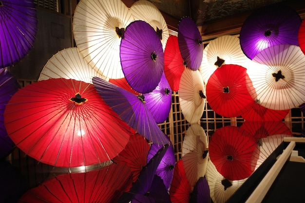 Photo colorful umbrellas in illuminated room