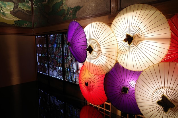 Фото Цветные зонтики в освещенной комнате