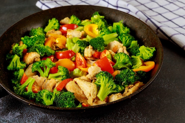 Piatto di dieta vegetale colorato con carne di pollo.