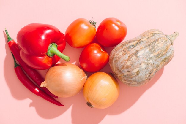 カラフルな野菜の背景。健康的な料理のコンセプト。