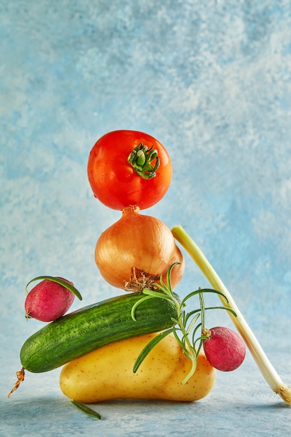 ピンクに分離されたカラフルな野菜