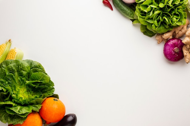 Photo colorful veggies on white background with copy space