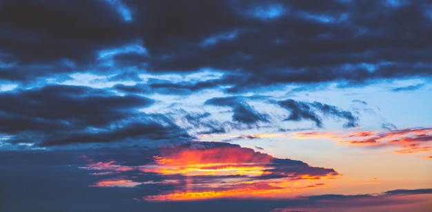 カラフルな鮮やかな夕焼け空の背景