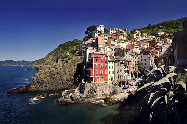 Foto villaggio colorato riomaggiore nel parco nazionale delle cinque terre