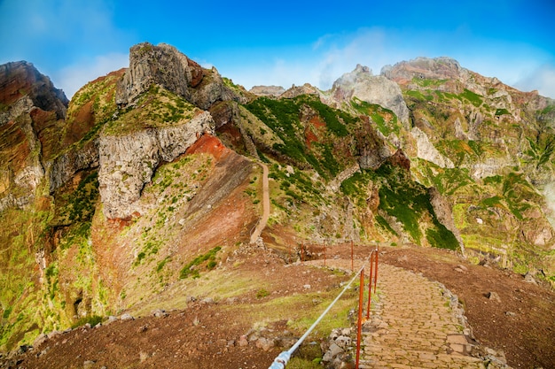 Красочный вулканический горный пейзаж с пешеходной тропой