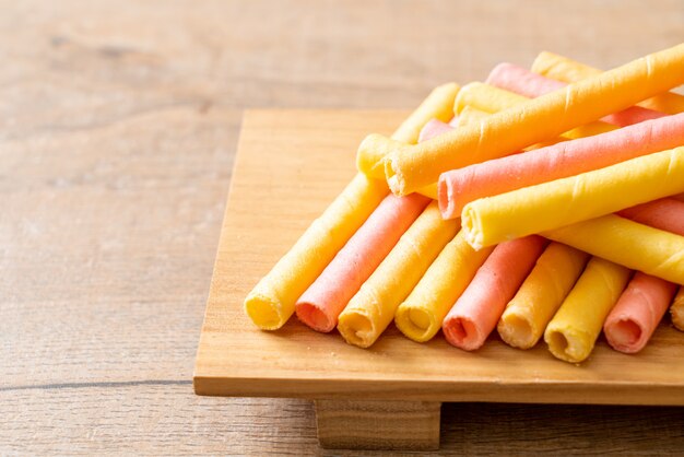 Foto rotolo di bastoncini di wafer colorati