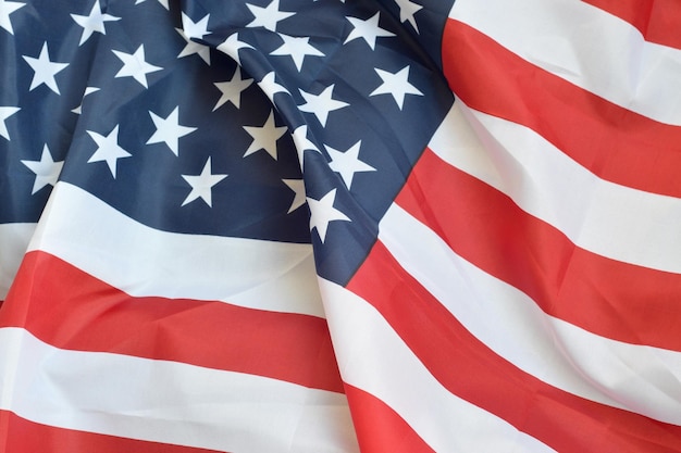 Красочное развевающееся горизонтальное знамя США со звездами и полосами