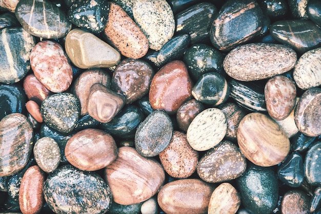 Photo colorful wet pebbles background