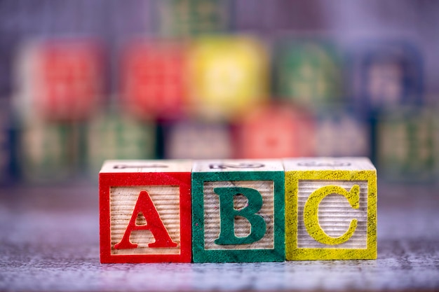 カラフルな木製アルファベット。 a、b、c を書きます。教育コンセプト写真。