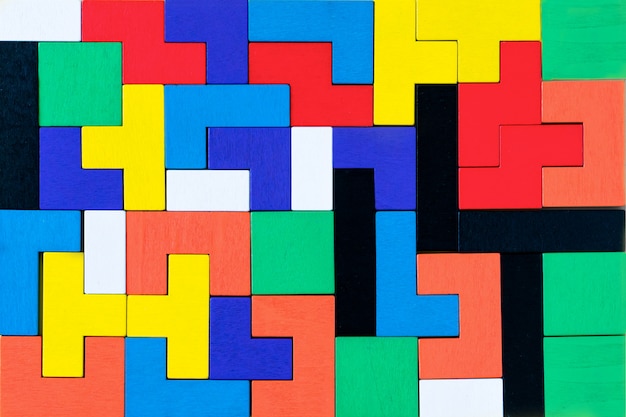 다른 모양 퍼즐의 다채로운 나무 블록