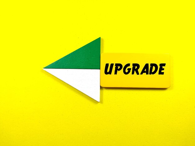 Красочная деревянная доска с текстом UPGRADE на желтом фоне