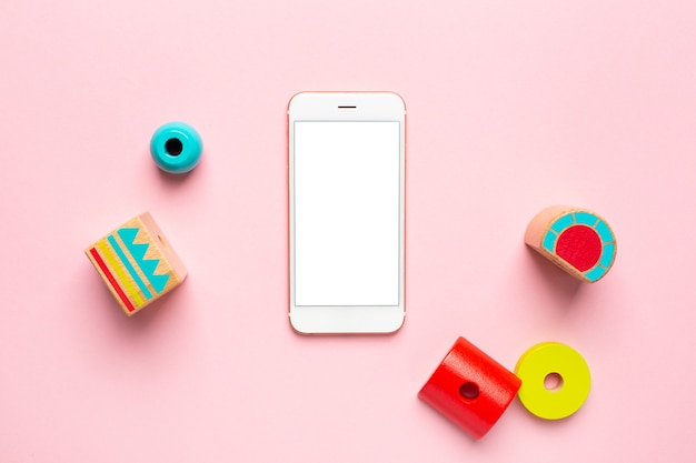 Красочный деревянный конструктор для детей и мобильного телефона с белым экраном