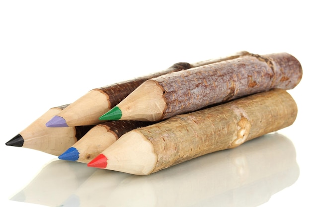 白で隔離されるカラフルな木製の鉛筆