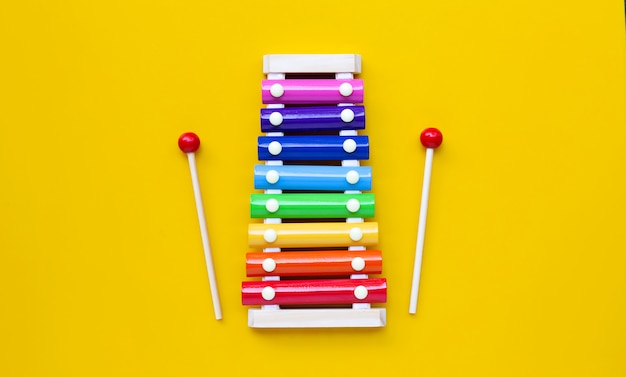 Photo colorful xylophone on yellow background.