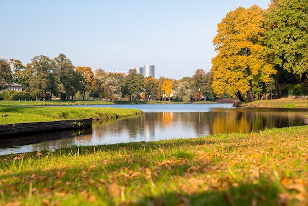 ラトビアの首都でありバルト三国の有名な観光地であるリガの公共公園でのカラフルな秋