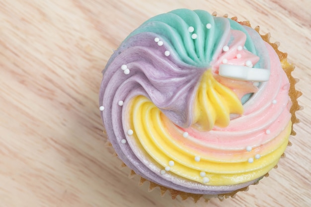 Colorfullroomkaas Cupcakes in Dienblad op Houten Lijst.