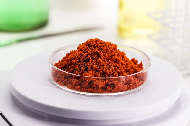 Красящие пигменты, окрашенные оксидом железа в чашке Петри, лабораторные прецизионные весы, промышленное использование