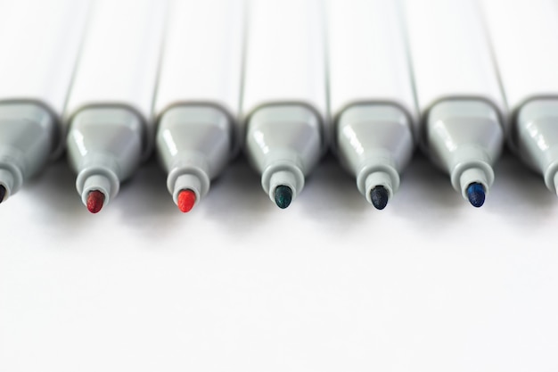 Ручки для маркеров на белом фоне