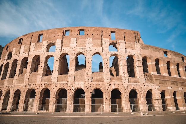 Cielo blu di colosseum a roma, italia