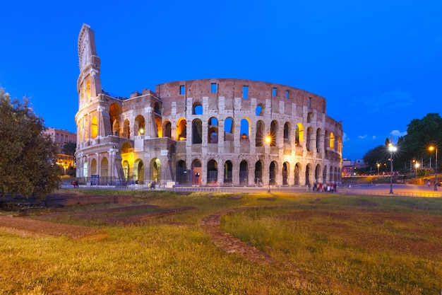 イタリア、ローマの旧市街の中心部にある、これまでに建設された最大の円形劇場であるフラビアン円形劇場としても知られる、ブルーアワーのコロッセオまたはコロシアム。