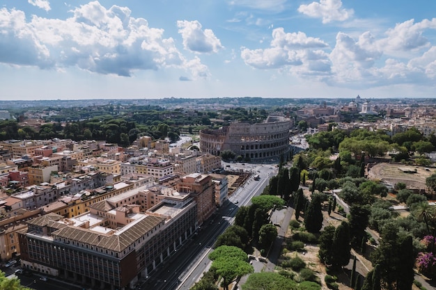 Il colosseo ei fori imperiali a roma bellissima ripresa aerea intorno al colosseo