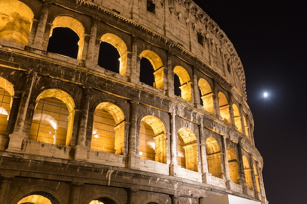 Colosseum in Rome bij nacht