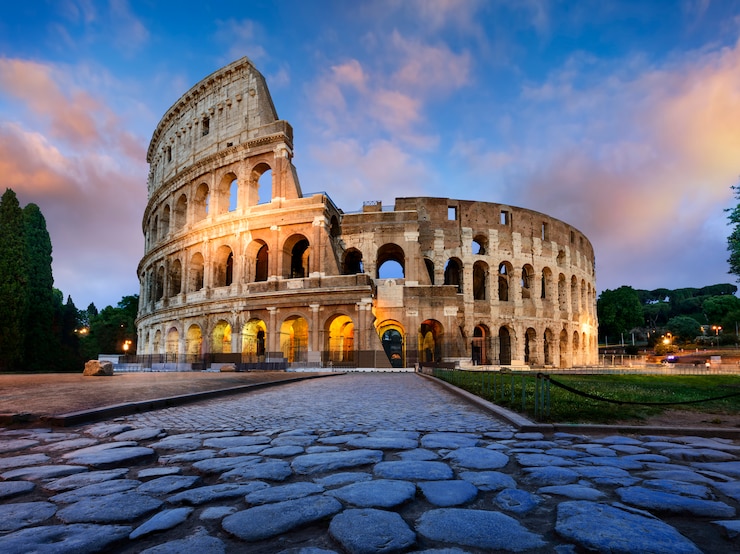 Foto colosseum in rome in de schemering