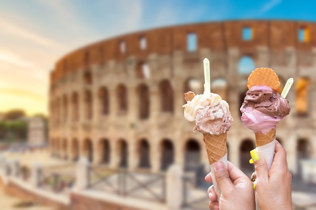 Colosseum in Rome, Italië met Italiaanse ijsgelato in handen