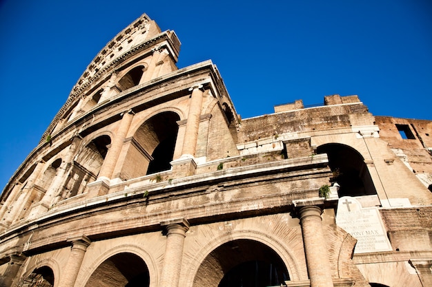 Colosseum in Rome met blauwe lucht, oriëntatiepunt van de stad