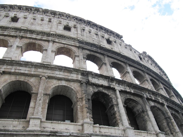 Colosseum in Rome onder bewolkte witte hemel