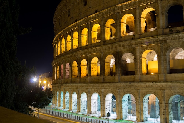 Vista notturna del colosseo, punto di riferimento di roma, italia. colosseo, roma