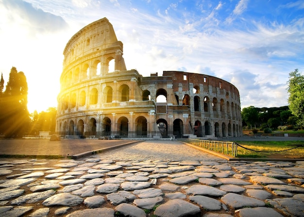 Colosseo a roma all'alba, italia