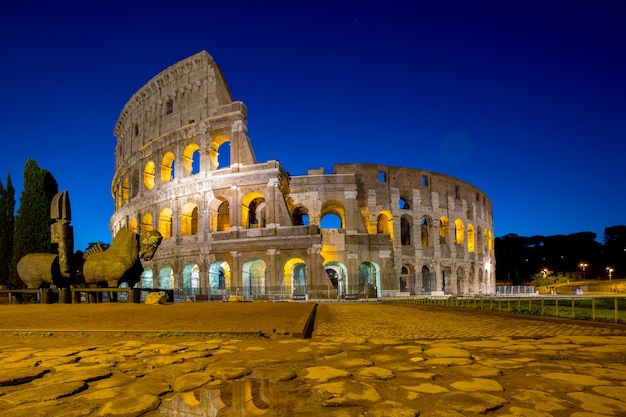 朝のコロッセオローマイタリアの歴史的建造物