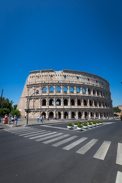 イタリア、ローマのコロッセオは、主要な旅行アトラクションの1つです。